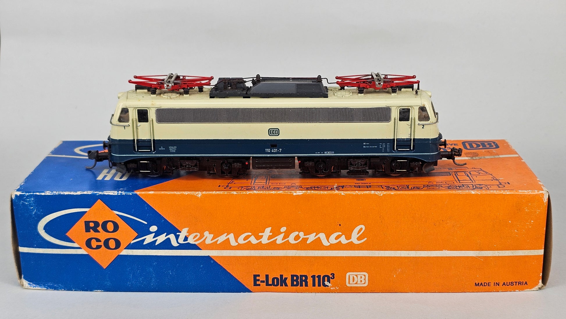 Roco 4137B BR Class 110 Electric Locomotive Blue/Beige - Chester Model Centre