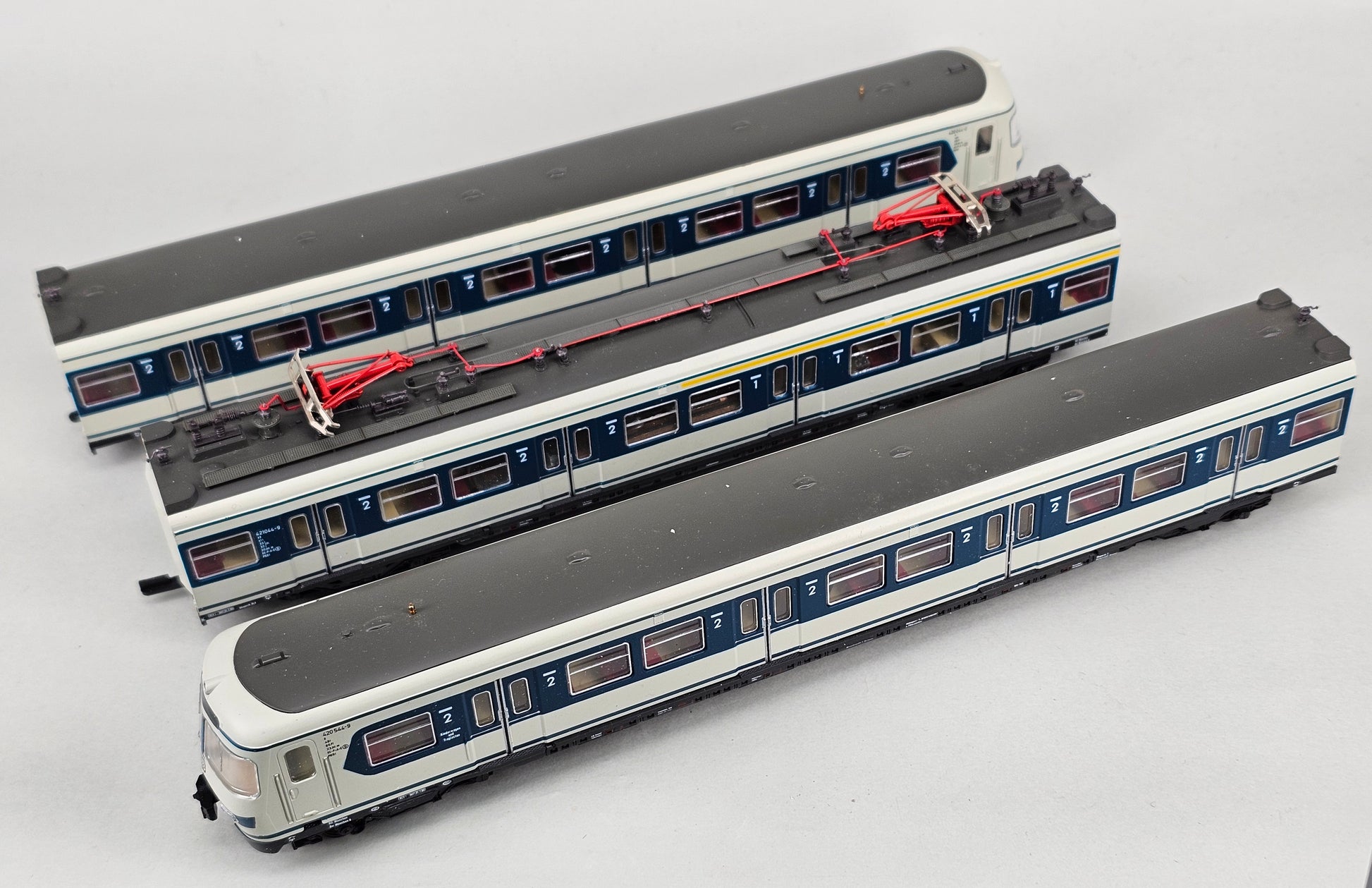 Roco 43002 HO Scale BR 420/421 Deutsche Bundesbahn (DB) S-Bahn Coach Set of 3 - Chester Model Centre