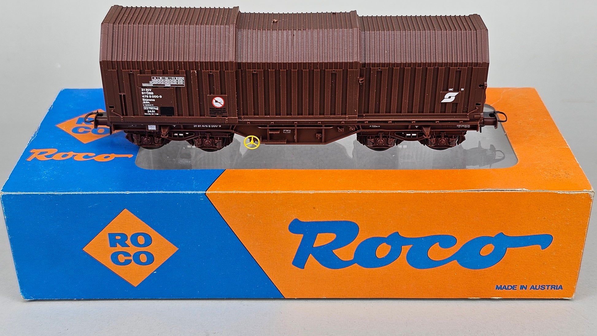 Roco 4395A Telescopic Hood Wagon Brown – Chester Model Centre