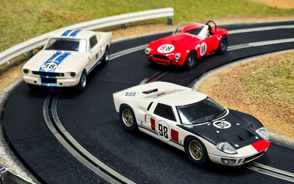 SCALEXTRIC C4619A Ken Miles - Triple Car Pack - Triple Car Pack - Shelby GT350, Shelby Cobra and Ford GT40 MkII