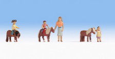 Noch 15635 OO Gauge Ponies With Riders And Groom Figure Set