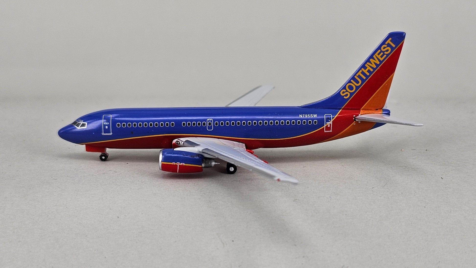 Schuco/Gemini Jets Limited Edition 1:400 scale die-cast Southwest Airlines 737-700 Model Reg:N795SW - Chester Model Centre