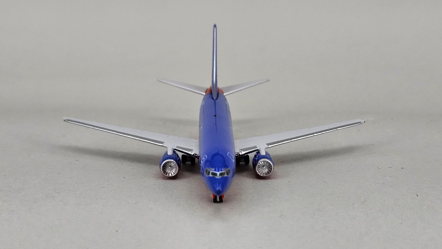 Schuco/Gemini Jets Limited Edition 1:400 scale die-cast Southwest Airlines 737-700 Model Reg:N795SW - Chester Model Centre