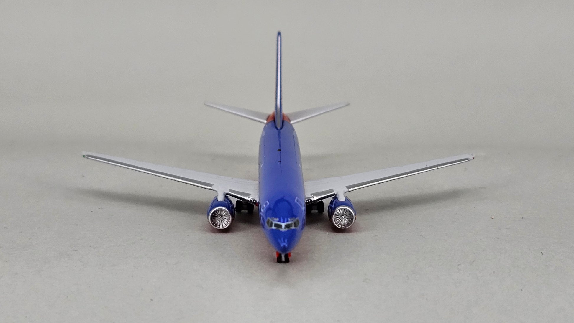 Schuco/Gemini Jets Limited Edition 1:400 scale die-cast Southwest Airlines 737-700 Model Reg:N795SW - Chester Model Centre