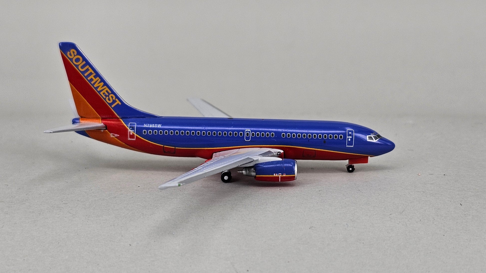 Schuco/Gemini Jets Limited Edition 1:400 scale die-cast Southwest Airlines 737-700 Model Reg:N795SW - Chester Model Centre