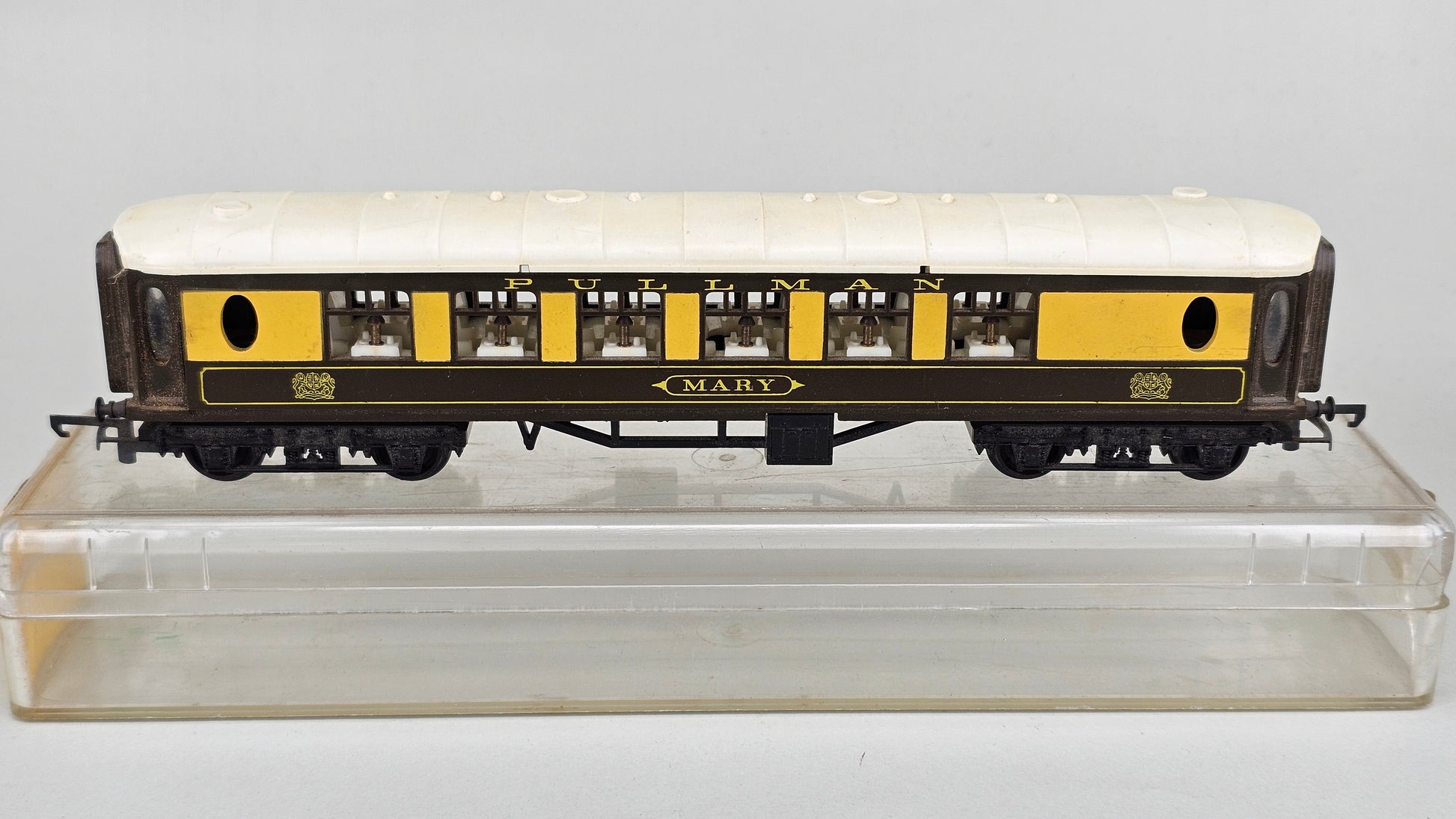 Triang HORNBY R228 Pullman Coach 'MARY' - Unglazed windows - Chester Model Centre