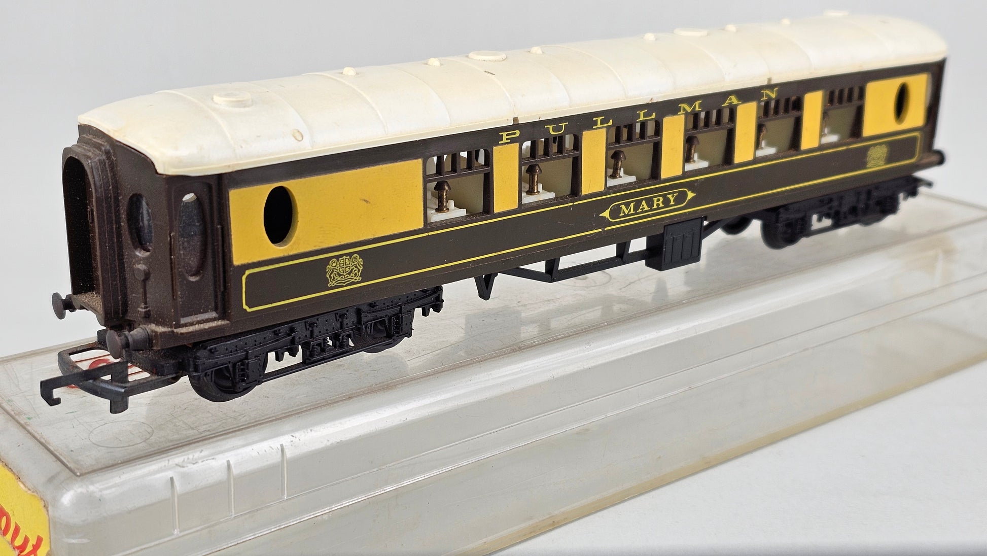 Triang HORNBY R228 Pullman Coach 'MARY' - Unglazed windows - Chester Model Centre