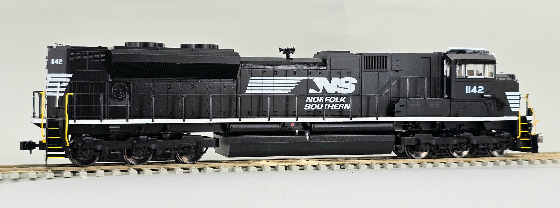 WALTHERS Mainline #910-9809 EMD SD70ACe Locomotive Norfolk Southern #1142 (DCC Ready) - Chester Model Centre