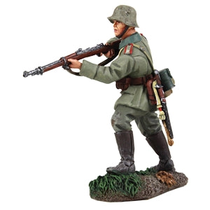 23092 1916-18 German Infantryman Approaching with Caution - Chester Model Centre