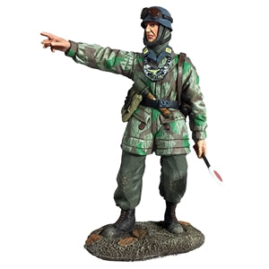25054 German Fallschirmjager Feldgendarmerie Directing Traffic - Chester Model Centre