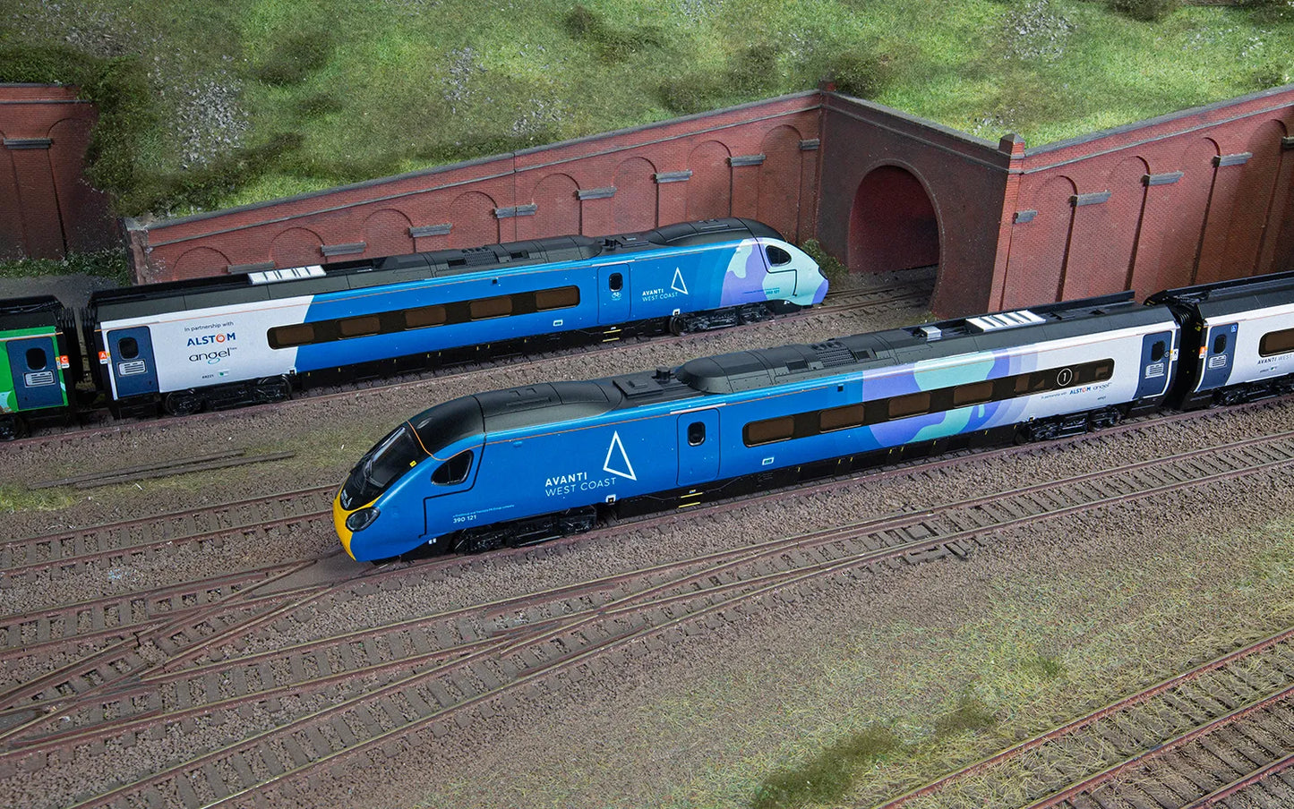 HORNBY R30444 Avanti West Coast - Class 390 - 390121 - 4 Car Train Pack (COP26 Livery) - Chester Model Centre