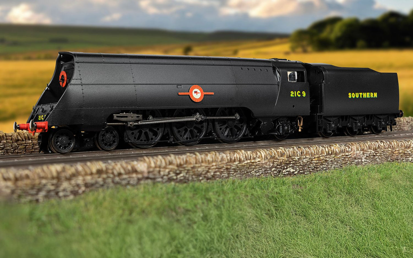 HORNBY R30455 SR - Merchant Navy Class - 21C9 'Shaw Savill' (VE Day 80th Anniversary) Era 4 - 1948-1956 DCC Ready 21pin - Chester Model Centre