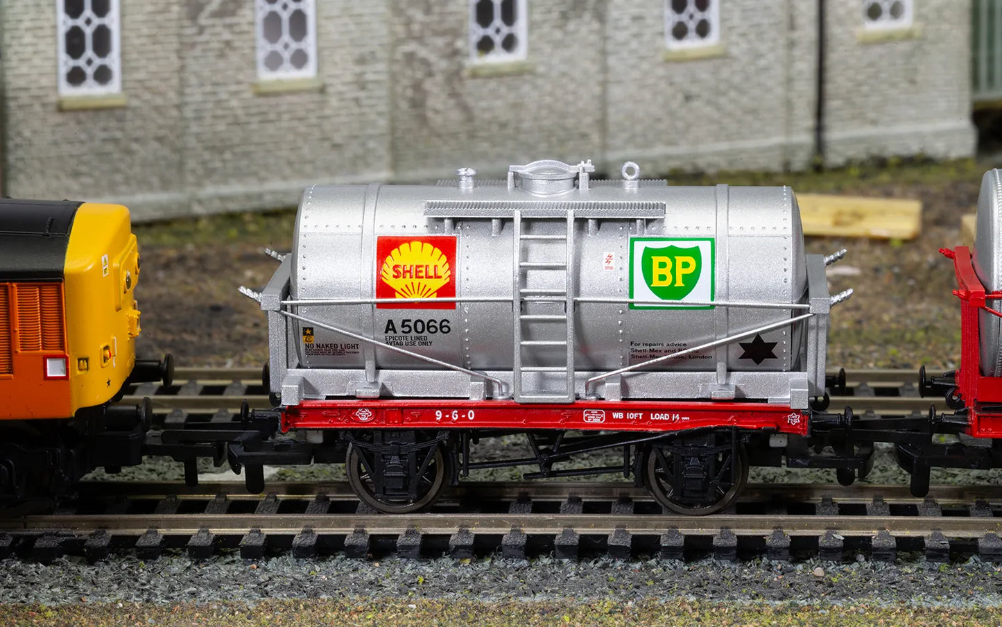 HORNBY R60292 14Ton Tanker 'Shell-Mex / BP' A5066 - Chester Model Centre