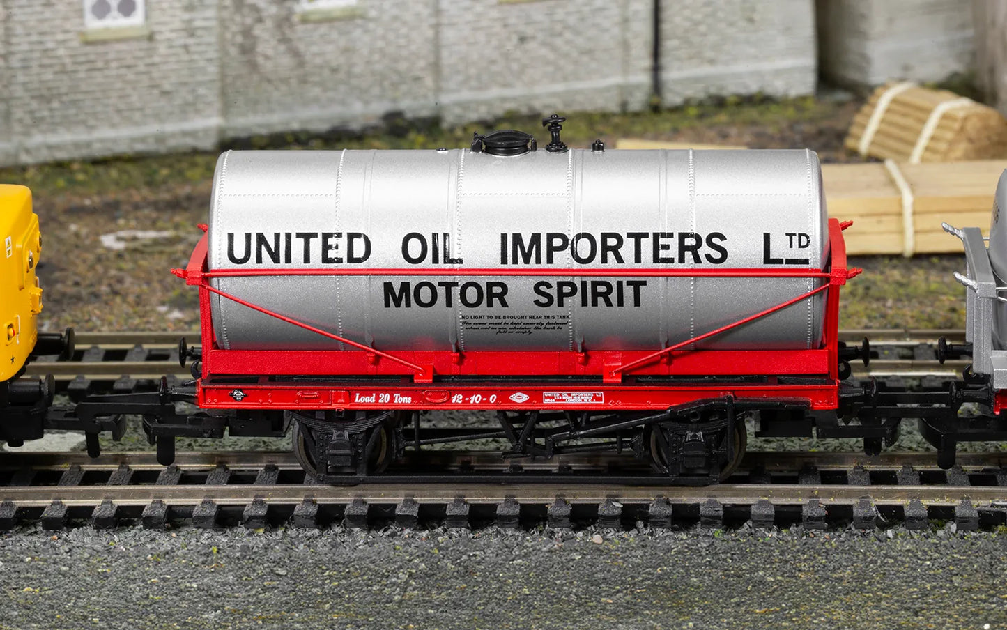 HORNBY R60293 20T Tanker 'United Oil Importers' No.44 - Chester Model Centre