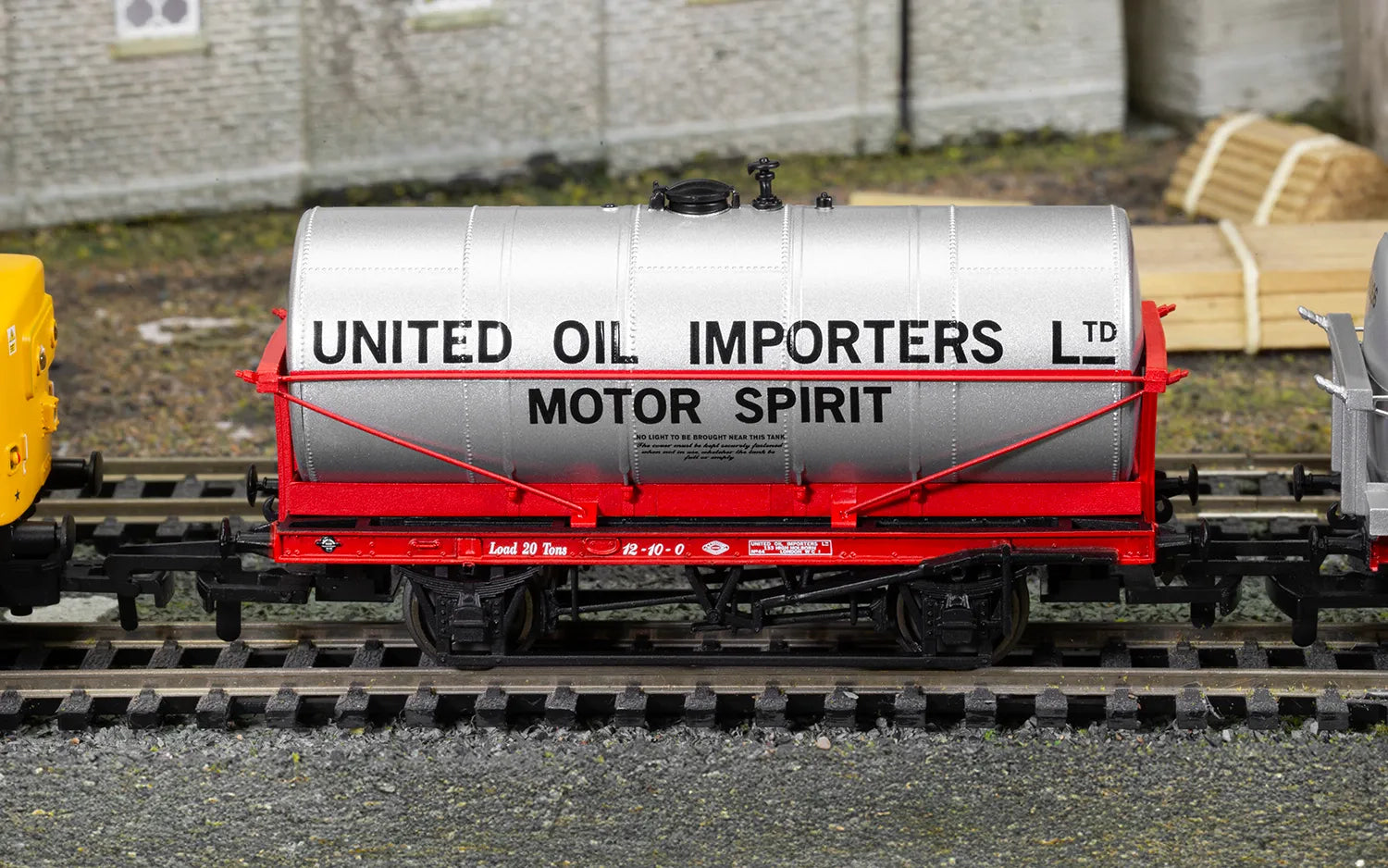 HORNBY R60293 20T Tanker 'United Oil Importers' No.44 - Chester Model Centre