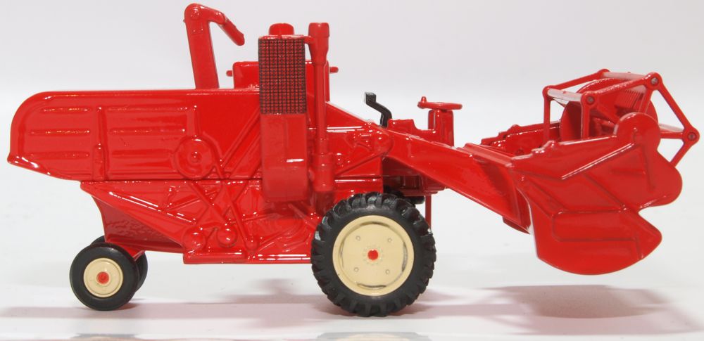 Oxford Diecast OO Gauge Combine Harvester Red/Cream - Chester Model Centre