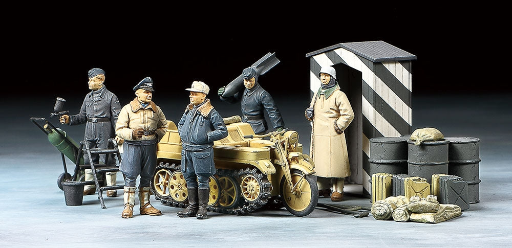 German Luftwaffe Crew Winter w/Kettenkraftrad - Chester Model Centre