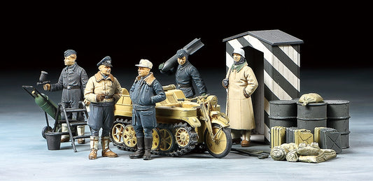 German Luftwaffe Crew Winter w/Kettenkraftrad - Chester Model Centre